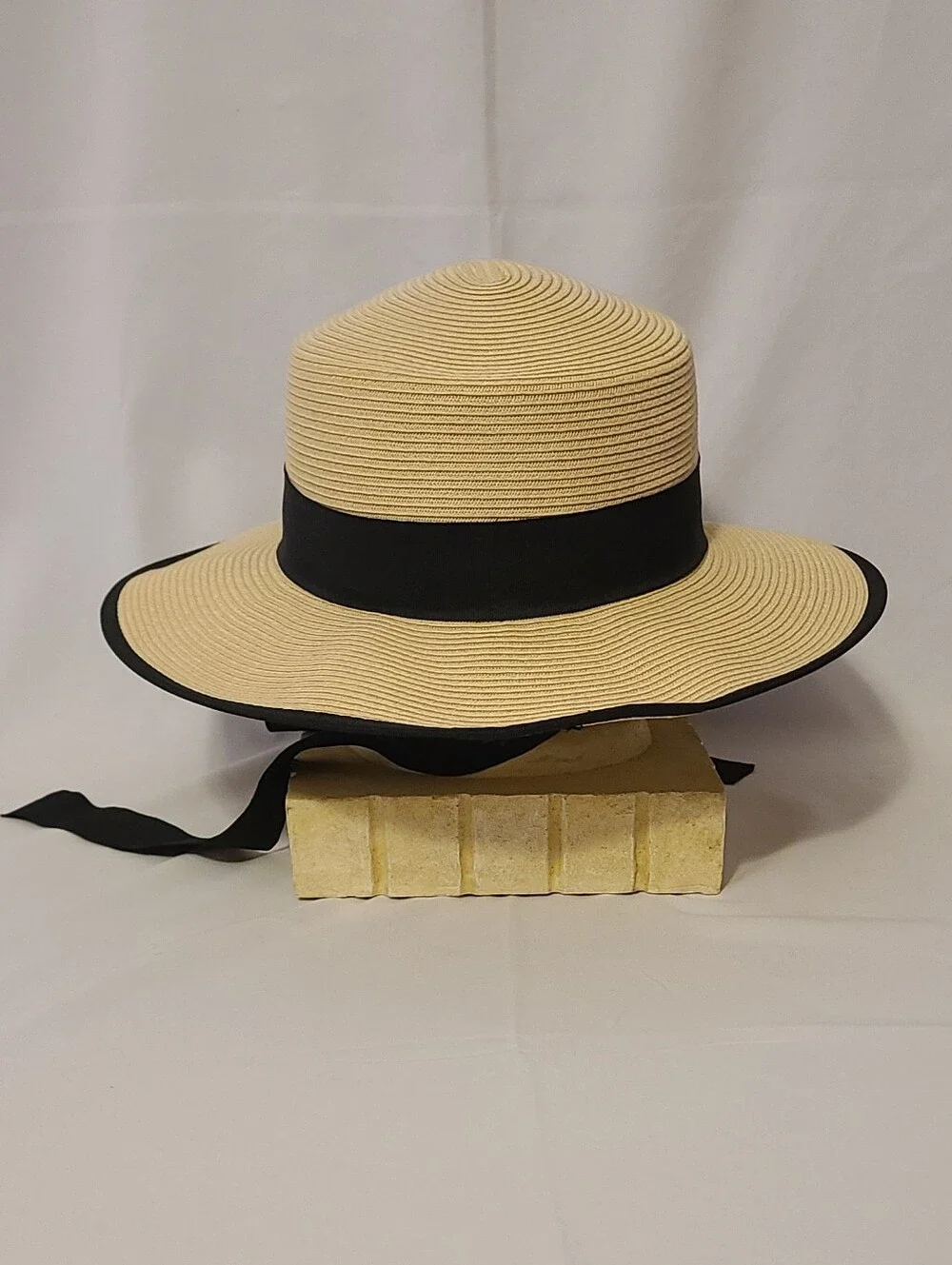 Biltmore Exclusive Hat With Tie